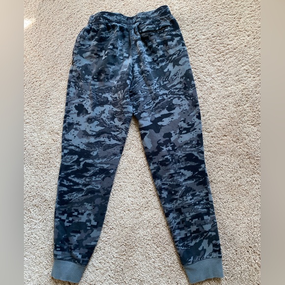 Boy’s Under Armour Black and Gray Camo Joggers - Picture 5 of 6
